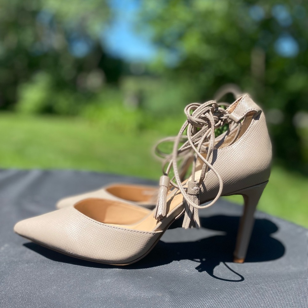 Banana Republic Point Toe Heels Ankle Wrap Women’s 7 Taupe / Gray